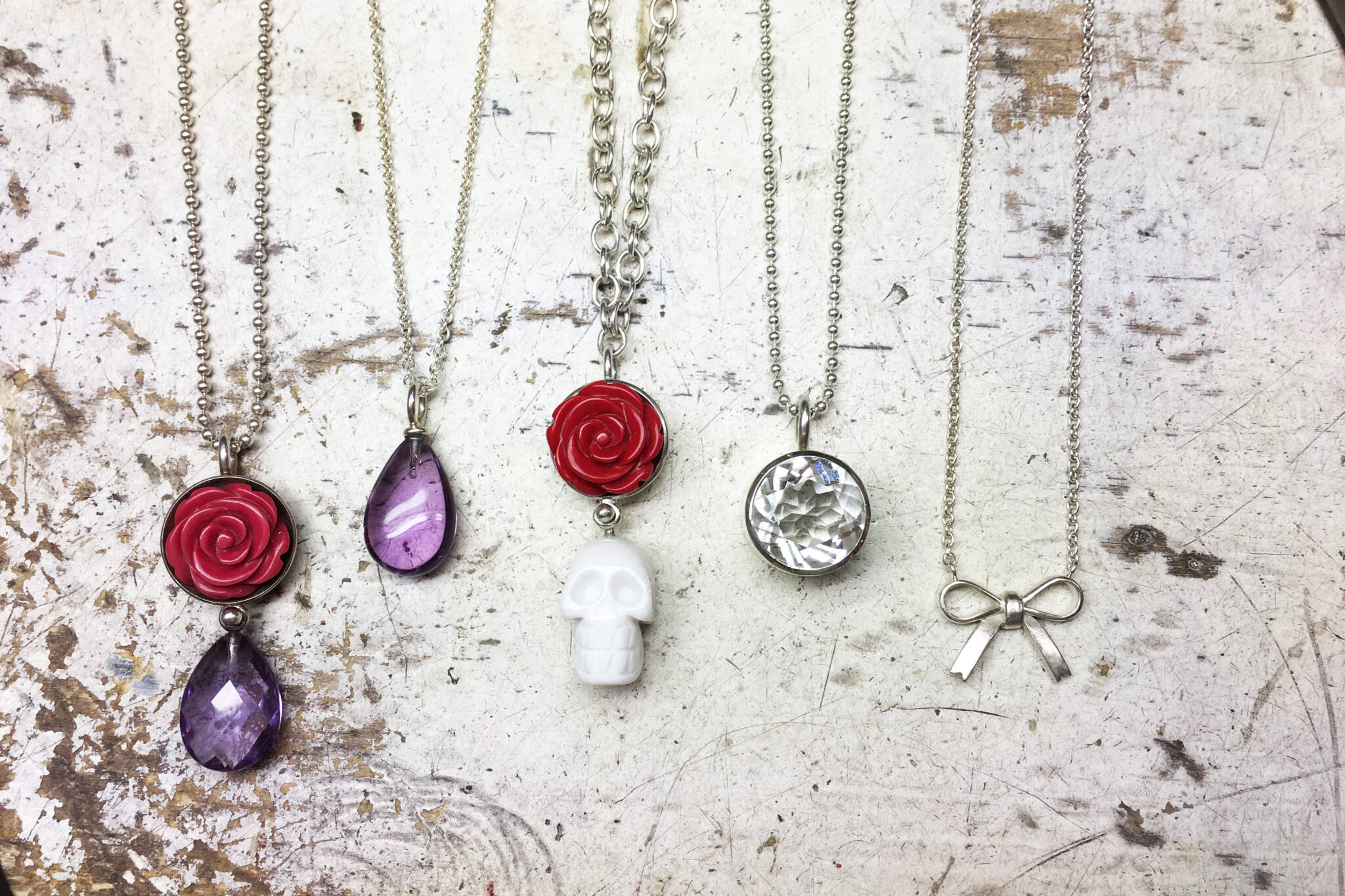 Ketten in Silber mit Amethyst, syn. Koralle, Kascholong und Bergkristall