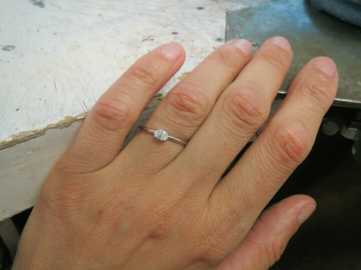 Ovaler Diamant im Chaton