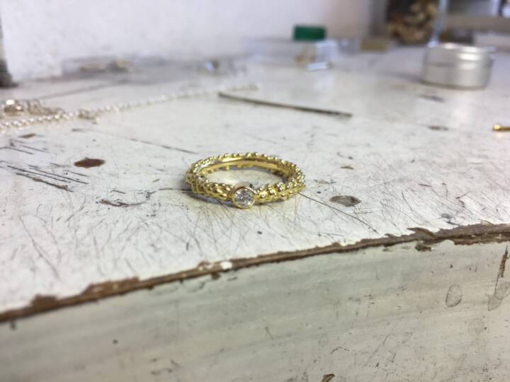 Tröpfchenring mit Diamant